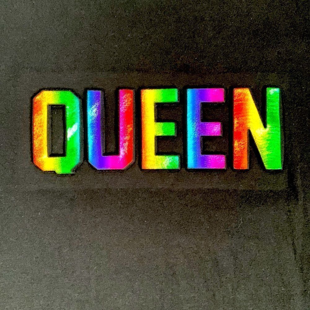 Cute! “Queen” Rainbow Raised Letters Graphic Split Hem T-Shirt M Black